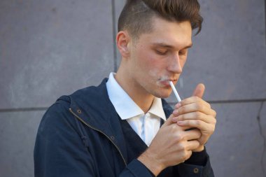 Hipster adam sokak, kentsel tarzı yürüyüş