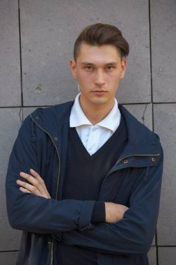 Hipster adam sokak, kentsel tarzı yürüyüş