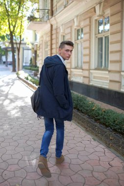 Hipster adam sokak, kentsel tarzı yürüyüş