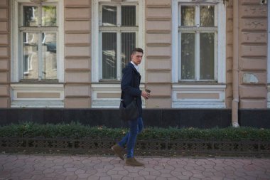 Hipster adam sokak, kentsel tarzı yürüyüş