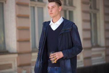 Hipster adam sokak, kentsel tarzı yürüyüş