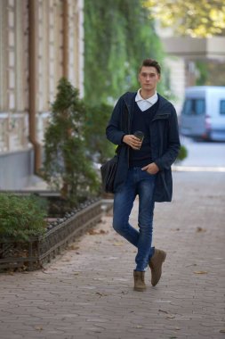 Hipster adam sokak, kentsel tarzı yürüyüş