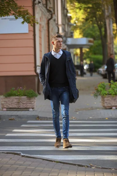 Hipster-Typ geht die Straße entlang, urbaner Stil — Stockfoto