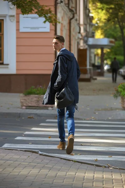 Hipster-Typ geht die Straße entlang, urbaner Stil — Stockfoto