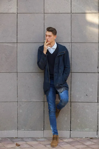 Hipster guy walking down the street, urban style — Stock Photo, Image