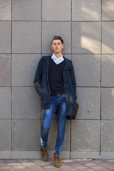 Hipster chico caminando por la calle, estilo urbano —  Fotos de Stock