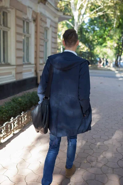 Hipster guy walking down the street, urban style — Stock Photo, Image