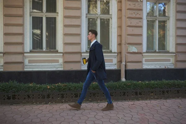 Hipster guy walking down the street, urban style — Stock Photo, Image