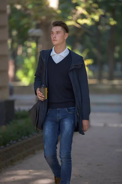 Hipster chico caminando por la calle, estilo urbano —  Fotos de Stock