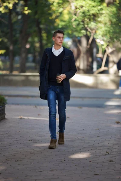 Hipster adam sokak, kentsel tarzı yürüyüş