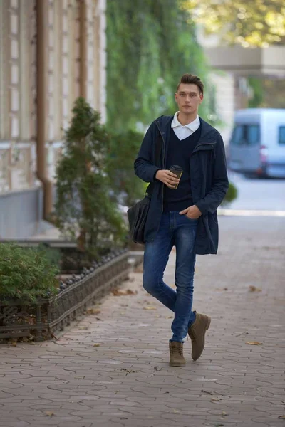 Hipster guy marchant dans la rue, style urbain — Photo