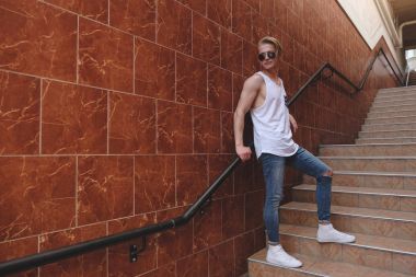 Hipster sarışın yakışıklı adam sokakta şık yaz giysileri