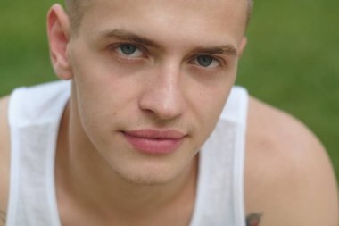 Hipster sarışın yakışıklı adam sokakta şık yaz giysileri