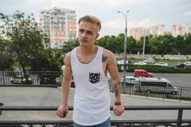 Hipster sarışın yakışıklı adam sokakta şık yaz giysileri