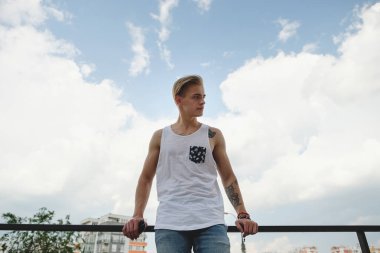 Hipster sarışın yakışıklı adam sokakta şık yaz giysileri