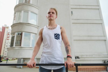 Hipster sarışın yakışıklı adam sokakta şık yaz giysileri