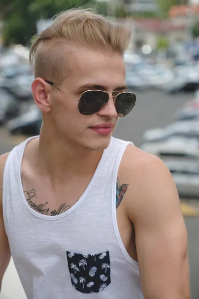Hipster guapo hombre rubio en ropa de verano con estilo en la calle — Foto de Stock