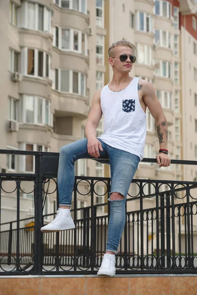 Hipster sarışın yakışıklı adam sokakta şık yaz giysileri — Stok fotoğraf