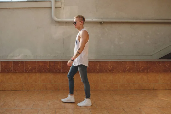 Hipster przystojny mężczyzna Blondynka facet w lato stylowe ubrania na ulicy — Zdjęcie stockowe