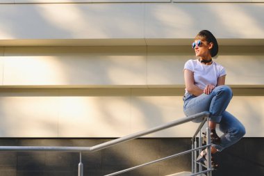 Doğal makyaj ve boş zaman zaman açık havada zevk kısa saç kesimi ile kadın hipster portresi