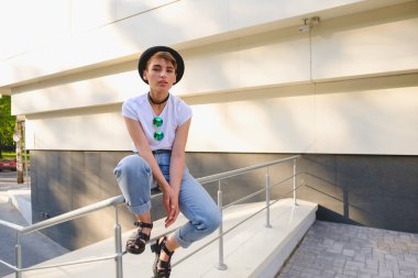 Doğal makyaj ve boş zaman zaman açık havada zevk kısa saç kesimi ile kadın hipster portresi