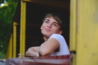 Doğal makyaj ve boş zaman zaman açık havada zevk kısa saç kesimi ile kadın hipster portresi