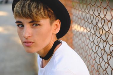 Doğal makyaj ve boş zaman zaman açık havada zevk kısa saç kesimi ile kadın hipster portresi