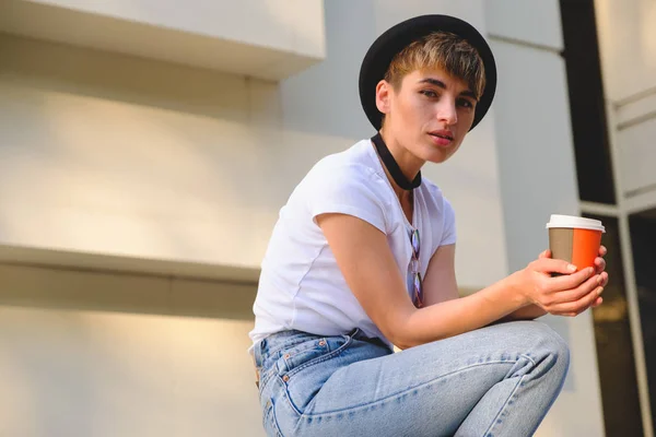 Retrato de hipster femenino con maquillaje natural y corte de pelo corto disfrutando de tiempo libre al aire libre —  Fotos de Stock