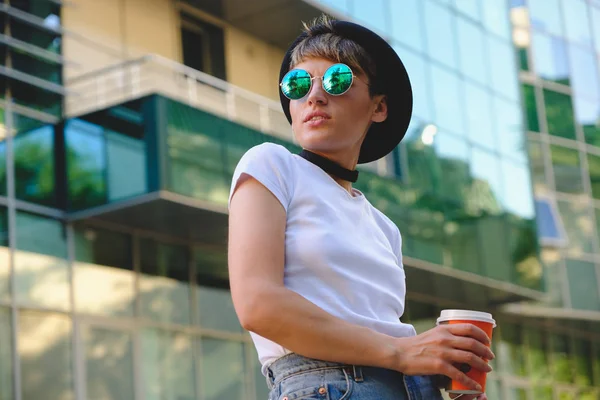 Porträtt av kvinnlig hipster med naturlig makeup och kort frisyr njuter fritid utomhus — Stockfoto