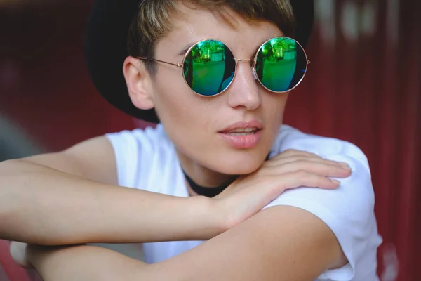 Retrato de hipster femenino con maquillaje natural y corte de pelo corto disfrutando de tiempo libre al aire libre — Foto de Stock