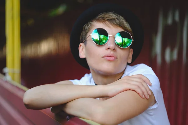 Retrato de hipster femenino con maquillaje natural y corte de pelo corto disfrutando de tiempo libre al aire libre —  Fotos de Stock