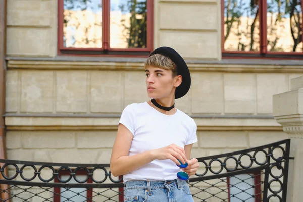 Porträtt av kvinnlig hipster med naturlig makeup och kort frisyr njuter fritid utomhus — Stockfoto