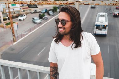 Uzun saçlı hippi modeli