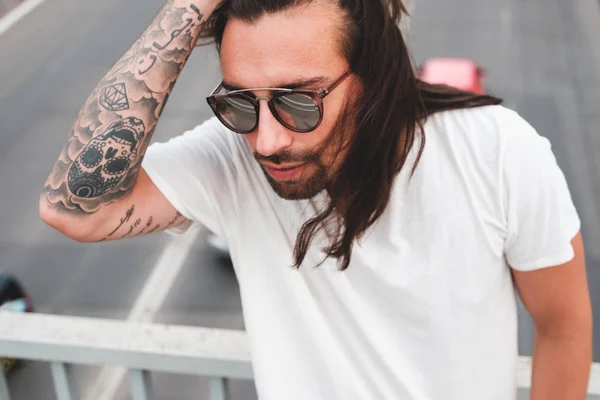 Modelo Hipster com cabelo comprido — Fotografia de Stock