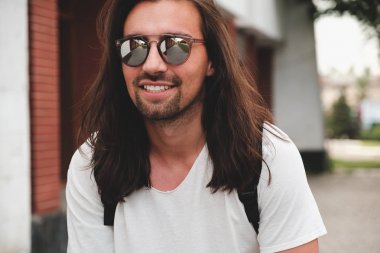 Uzun saçlı hippi modeli