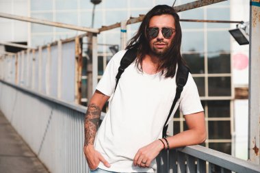 Uzun saçlı hippi modeli