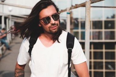 Uzun saçlı hippi modeli