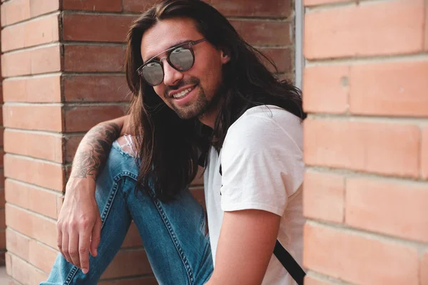 Modelo Hipster com cabelo comprido — Fotografia de Stock