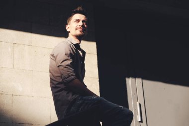 yakışıklı adam açık havada dikey