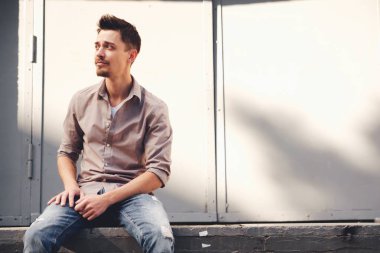 yakışıklı adam açık havada dikey