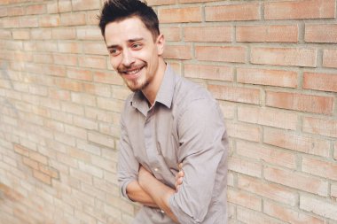 yakışıklı adam açık havada dikey