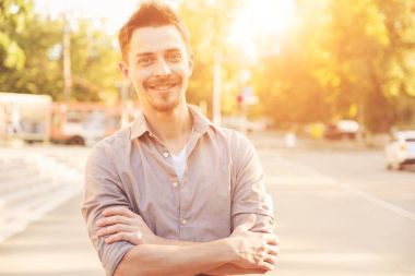 yakışıklı adam açık havada dikey