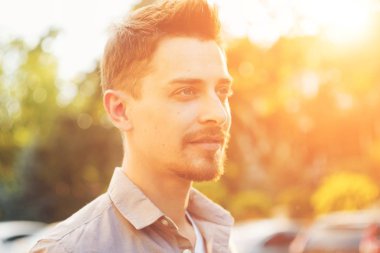 yakışıklı adam açık havada dikey