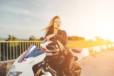 Motorcu kız bir motosiklet üzerinde bir deri giysili