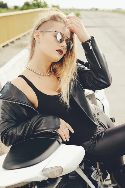 Biker Mädchen in Lederkleidung auf einem Motorrad — Stockfoto