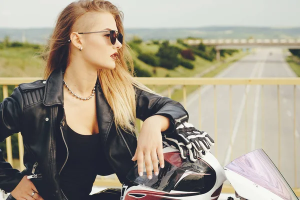 Chica motociclista en una ropa de cuero en una motocicleta —  Fotos de Stock