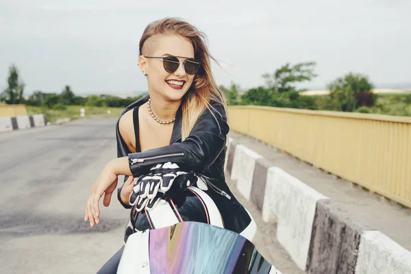 Chica motociclista en una ropa de cuero en una motocicleta —  Fotos de Stock