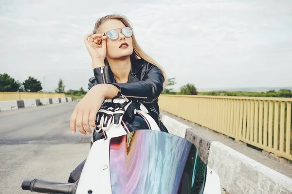 Motorcu kız bir motosiklet üzerinde bir deri giysili — Stok fotoğraf