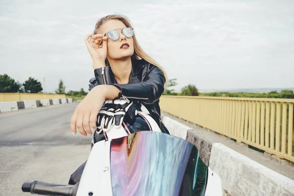 Menina motociclista em uma roupa de couro em uma motocicleta — Fotografia de Stock