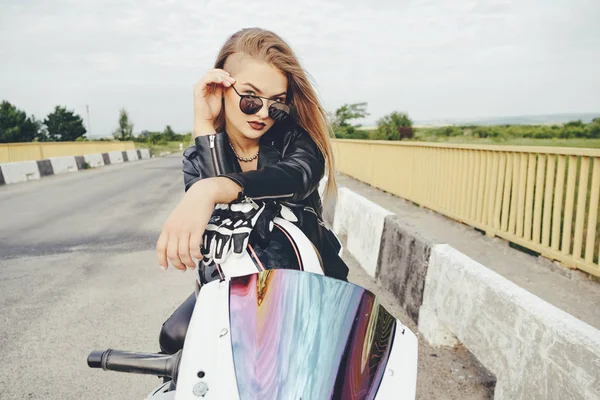 Байкерська дівчина в шкіряному одязі на мотоциклі — стокове фото